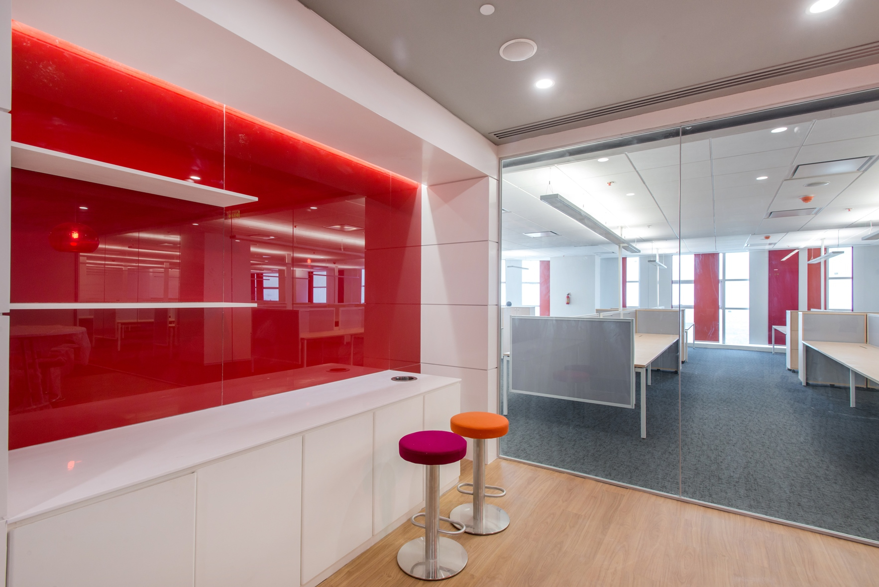 شیشه رنگی بین کابینتی