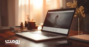 میز طراحی هویت دیجیتال با پالت رنگ، تایپوگرافی و کیت رابط کاربری، نشان‌دهنده نقش زبان بصری در برند.