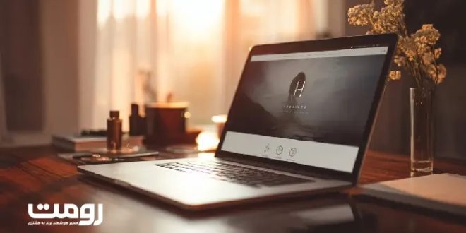 میز طراحی هویت دیجیتال با پالت رنگ، تایپوگرافی و کیت رابط کاربری، نشان‌دهنده نقش زبان بصری در برند.